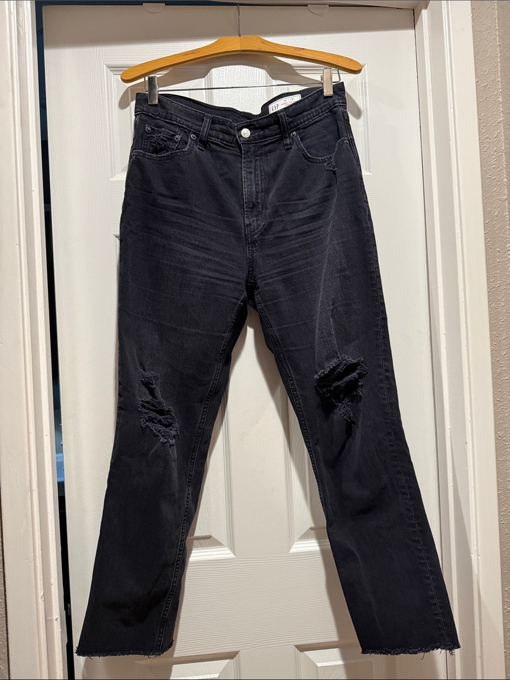 Gap Black Distressed Women’s Straight-Leg Jeans